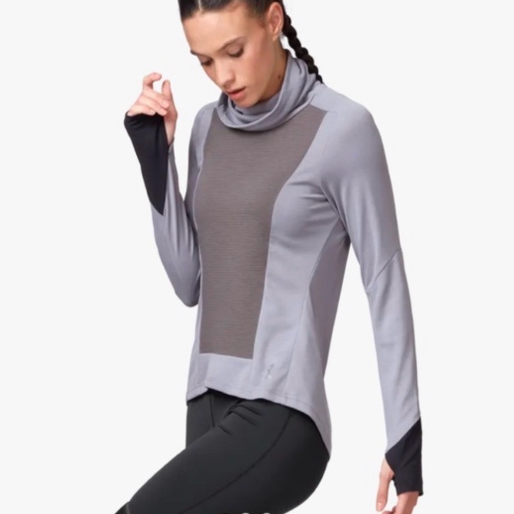 On Running Women’s Weather Shirt Size Medium  Fossil Rock Gray Top